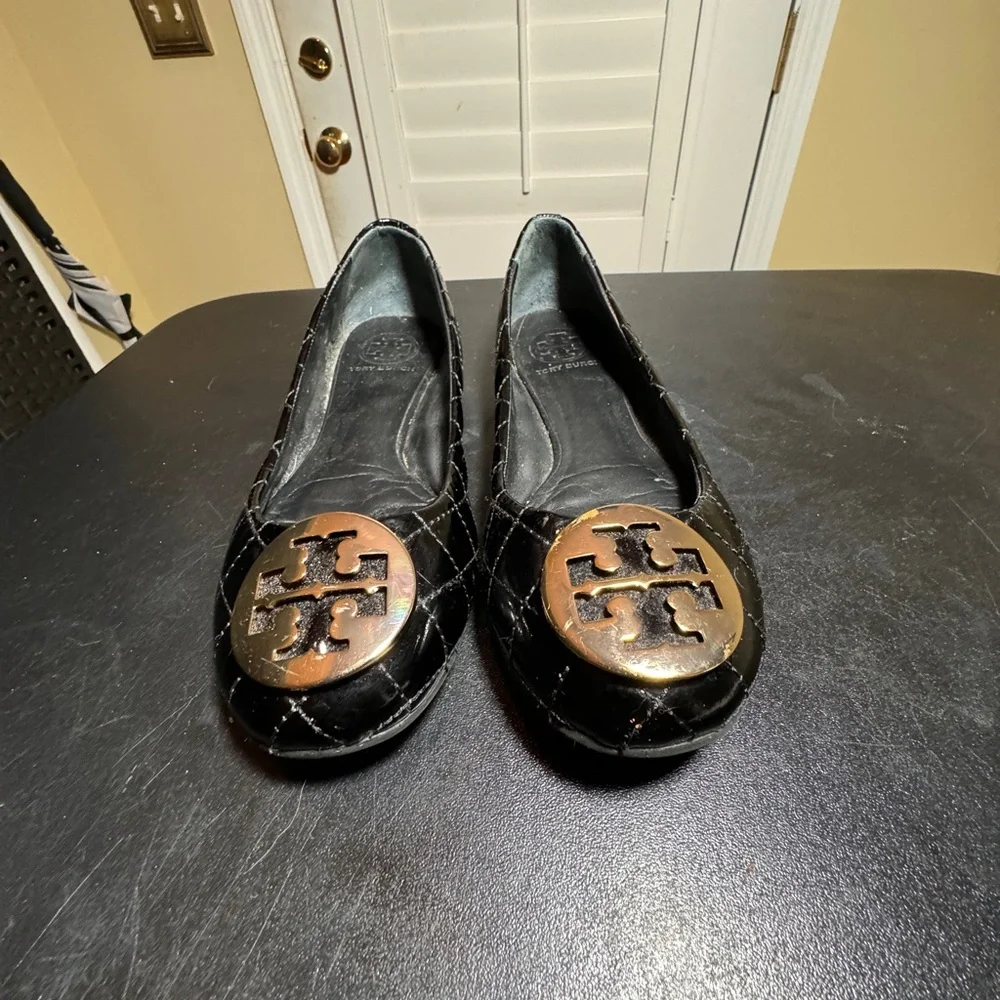 Tory Burch black patent leather quilted gold tone logo flats size 7